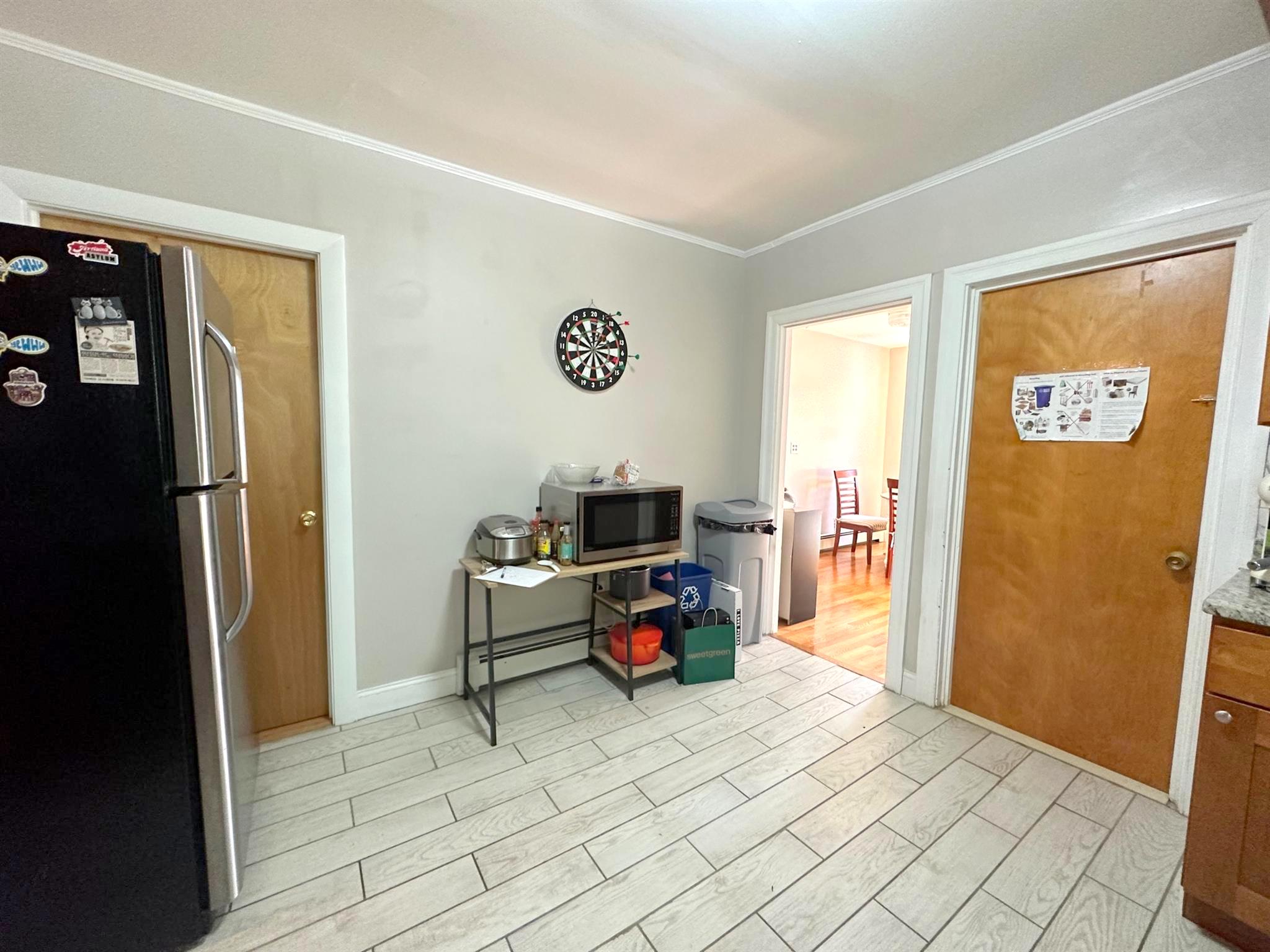 6 bed, 2 bath apartment for rent at 33 Hamlet St Unit 33, Prospect Hill — photo 4 of 17