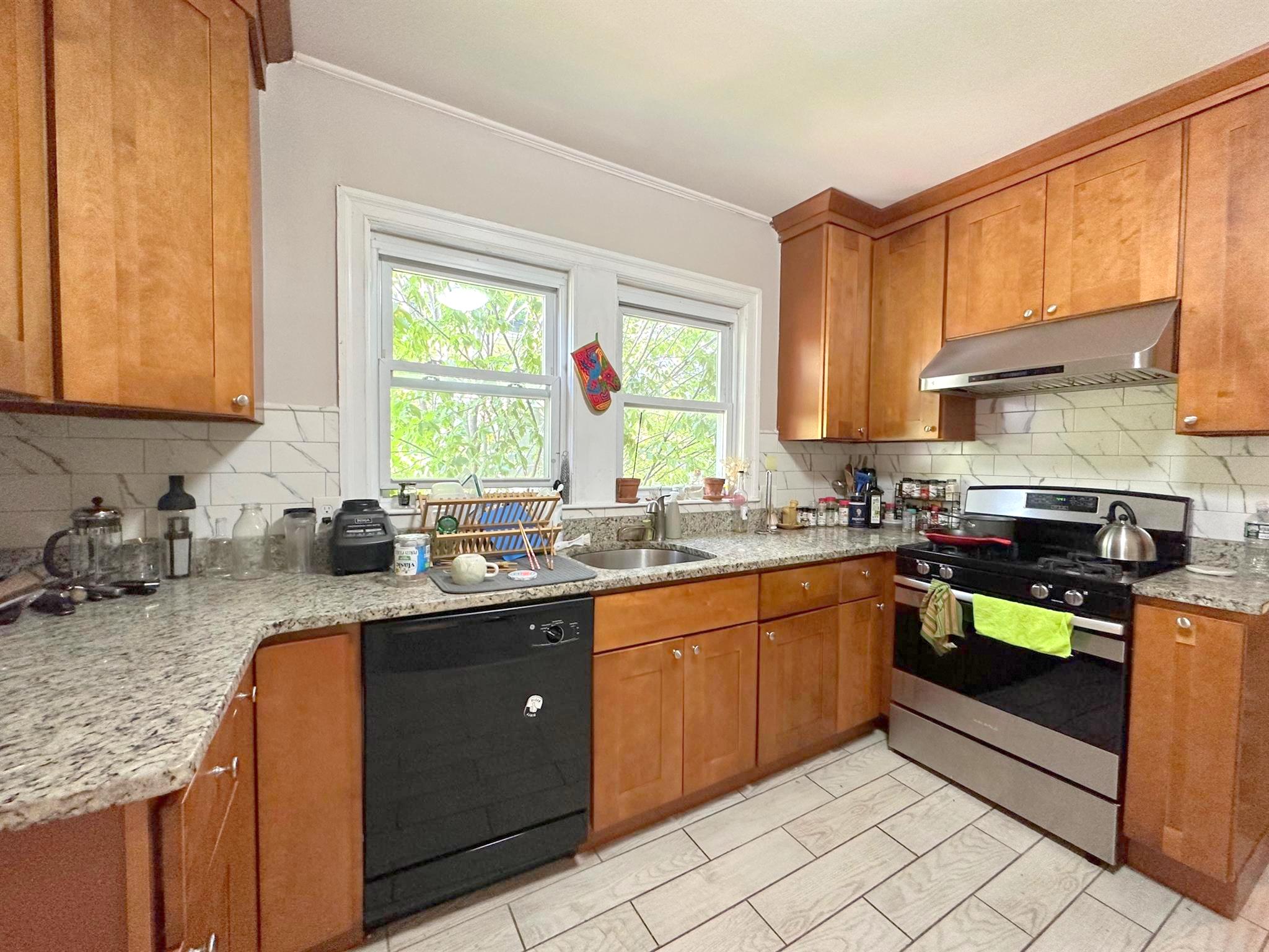 6 bed, 2 bath apartment for rent at 33 Hamlet St Unit 33, Prospect Hill — photo 2 of 17