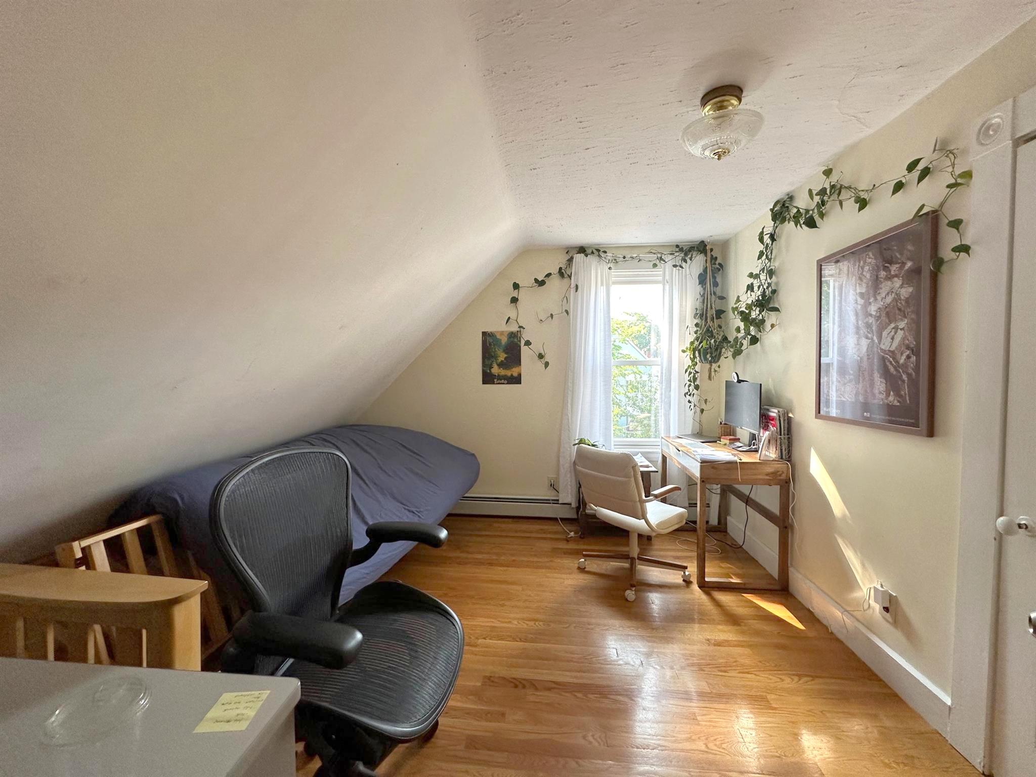 6 bed, 2 bath apartment for rent at 33 Hamlet St Unit 33, Prospect Hill — photo 12 of 17
