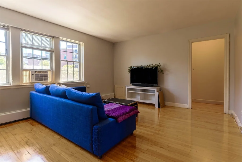 2 bed, 1 bath apartment for rent at 33 Hammond Pond Pkwy Unit 4, Chestnut Hill — photo 2 of 7
