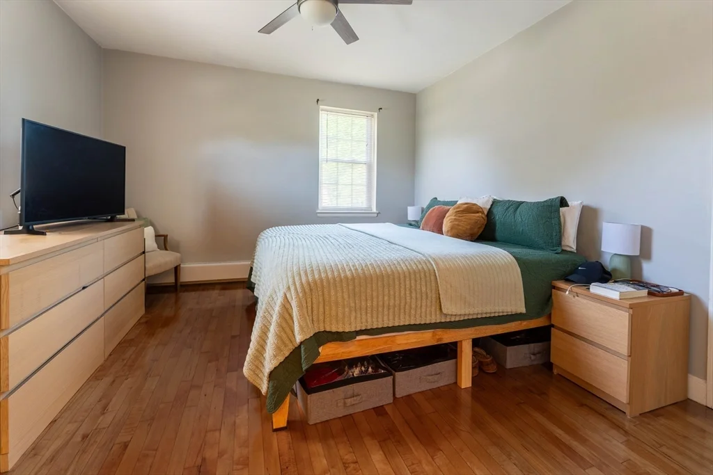 2 bed, 1 bath apartment for rent at 33 Hammond Pond Pkwy Unit 4, Chestnut Hill — photo 6 of 7