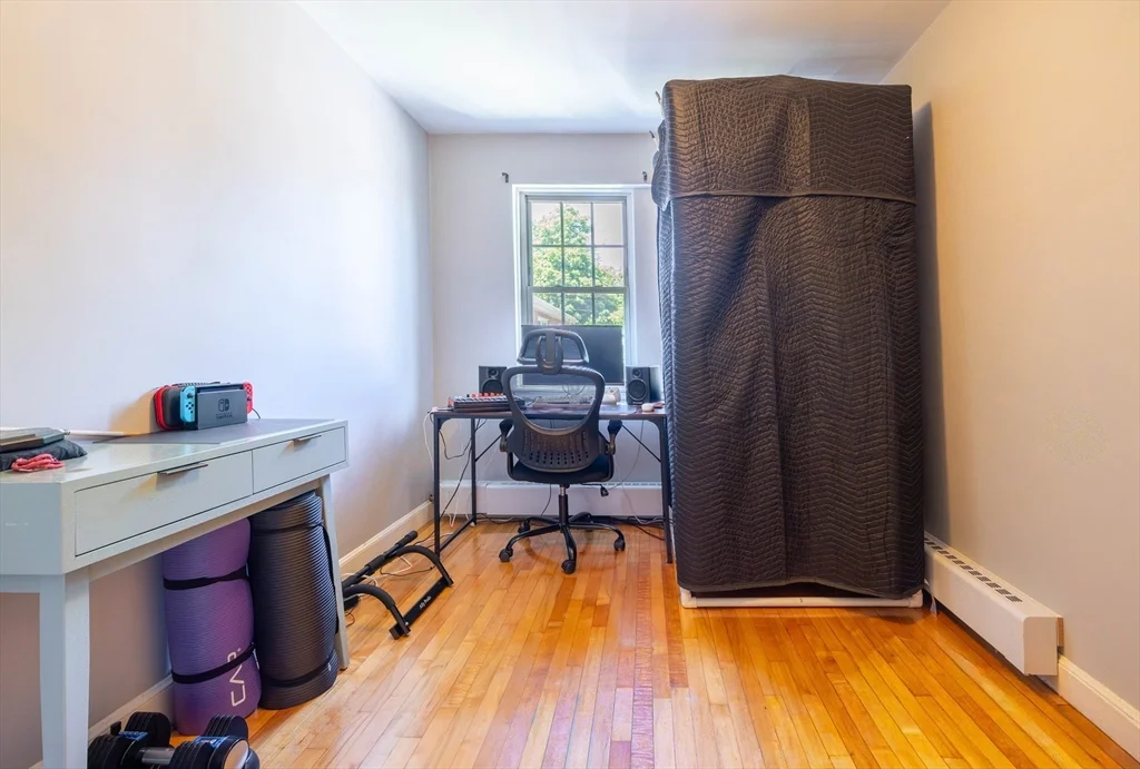 2 bed, 1 bath apartment for rent at 33 Hammond Pond Pkwy Unit 4, Chestnut Hill — photo 3 of 7