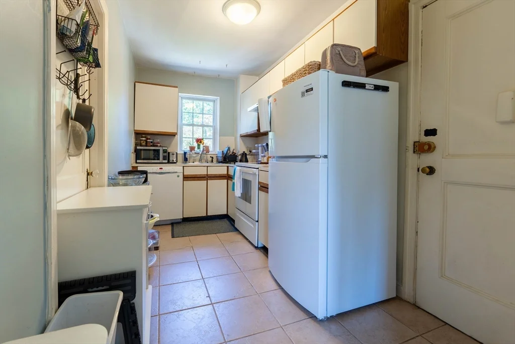 2 bed, 1 bath apartment for rent at 33 Hammond Pond Pkwy Unit 4, Chestnut Hill — photo 4 of 7