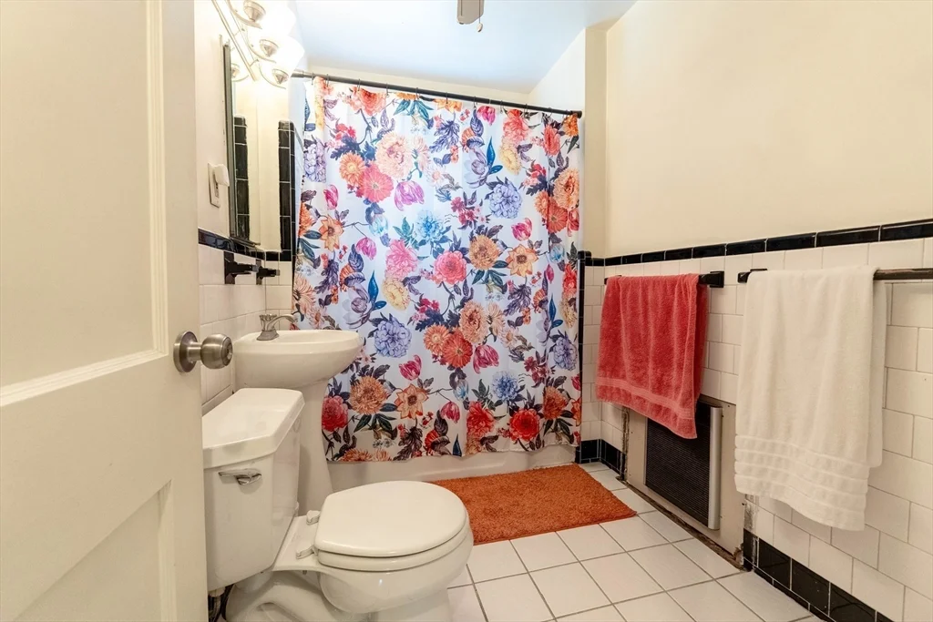 2 bed, 1 bath apartment for rent at 33 Hammond Pond Pkwy Unit 4, Chestnut Hill — photo 5 of 7