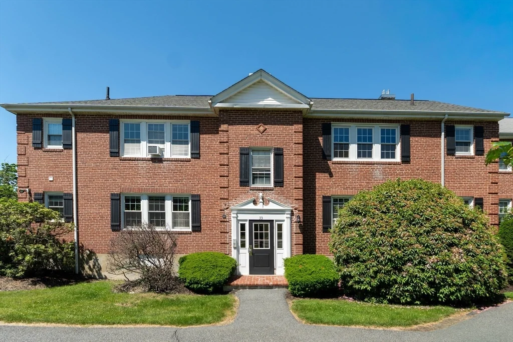 2 bed, 1 bath apartment for rent at 33 Hammond Pond Pkwy Unit 4, Chestnut Hill — photo 1 of 7