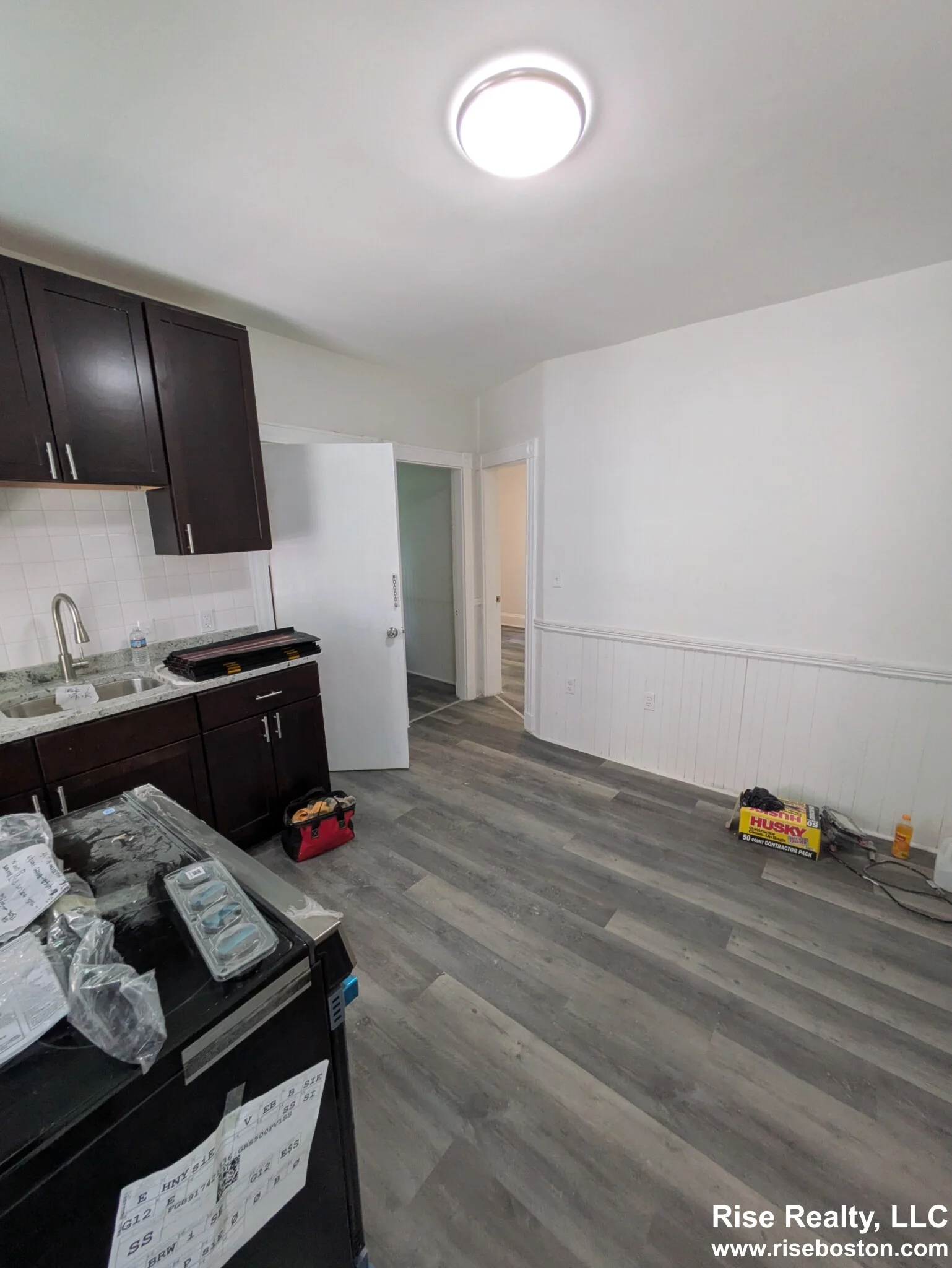3 bed, 1 bath apartment for rent at 33 Hancock St Unit 3, Riverside — photo 2 of 15