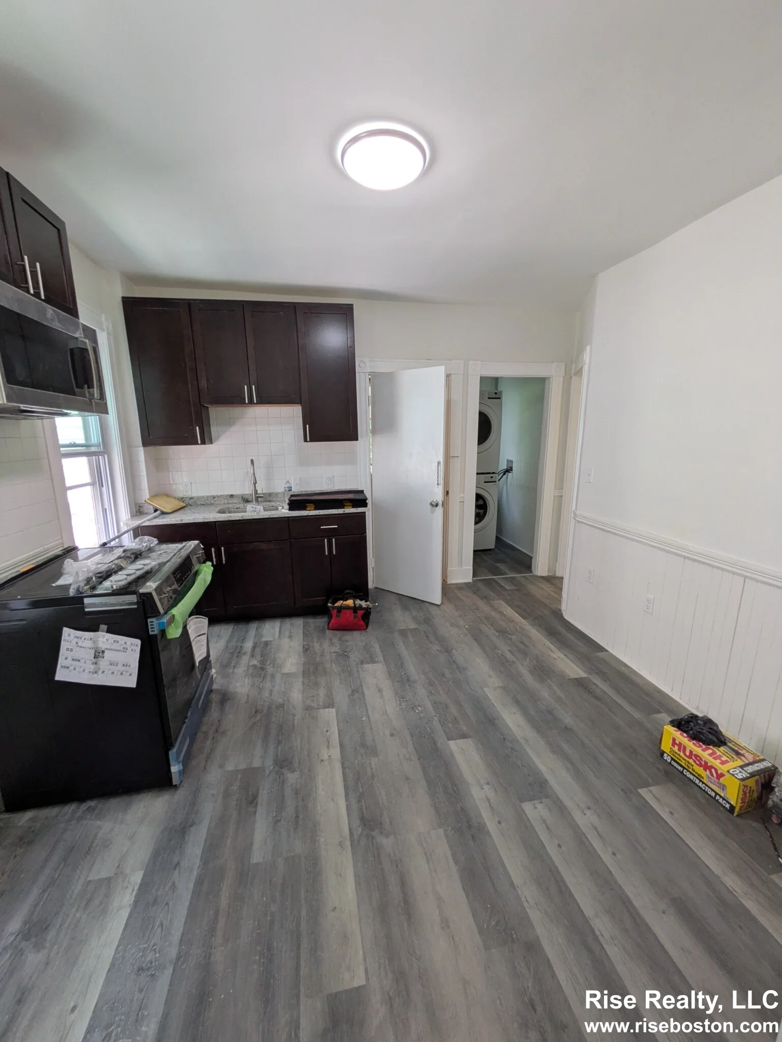 3 bed, 1 bath apartment for rent at 33 Hancock St Unit 3, Riverside — photo 1 of 15