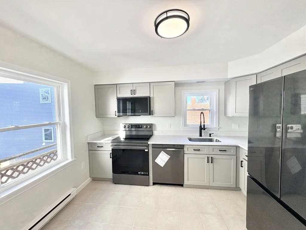 2 bed, 1 bath apartment for rent at 33 Home Unit A, Beverly — photo 2 of 12
