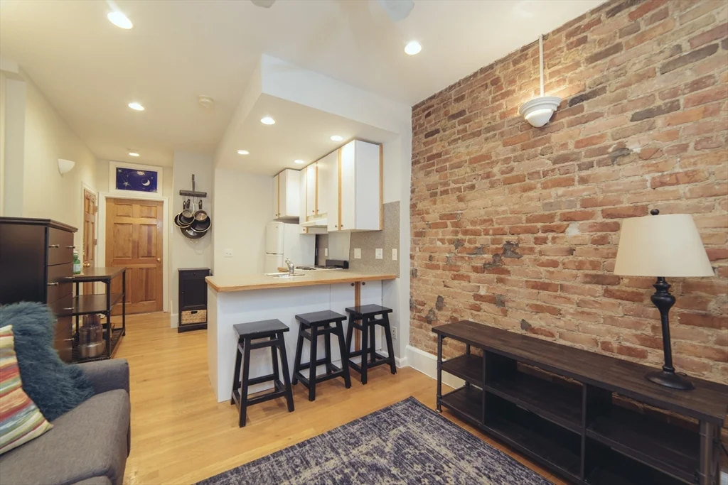1 bed, 1 bath apartment for rent at 33 Irving Unit 2, Beacon Hill — photo 2 of 8