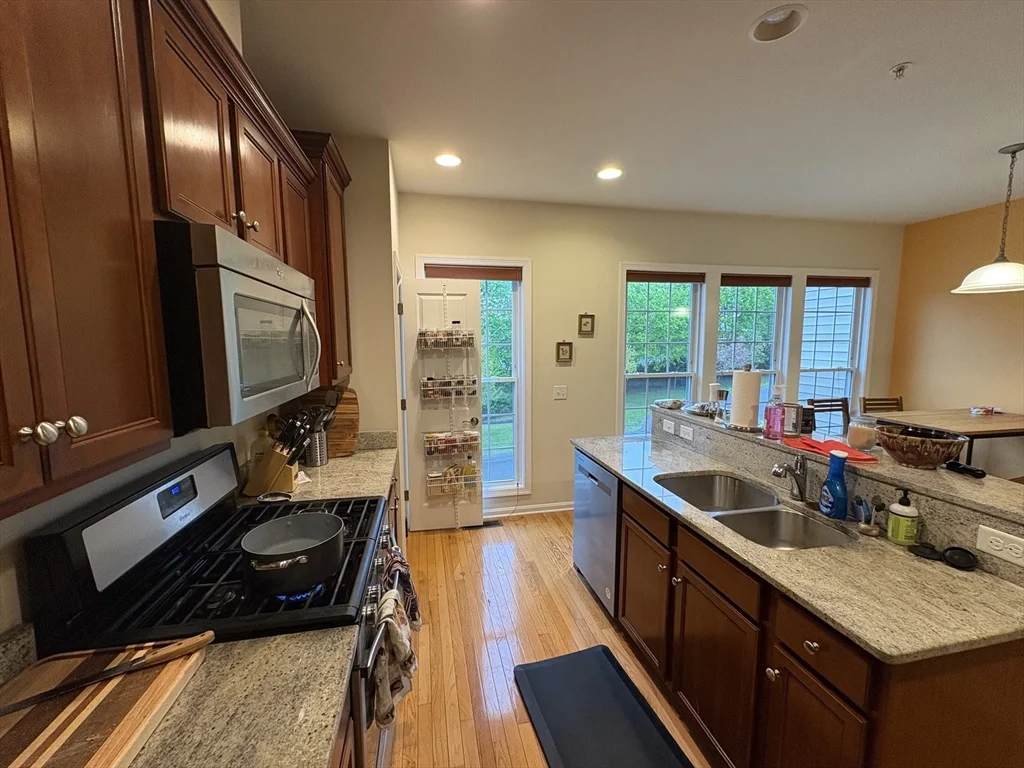 3 bed, 2 bath apartment for rent at 33 Jacob Way Unit 33, Reading — photo 2 of 33