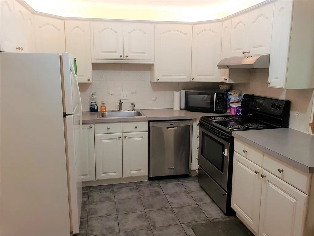 2 bed, 1 bath apartment for rent at 33 Jacqueline Rd Unit A, Waltham — photo 1 of 12