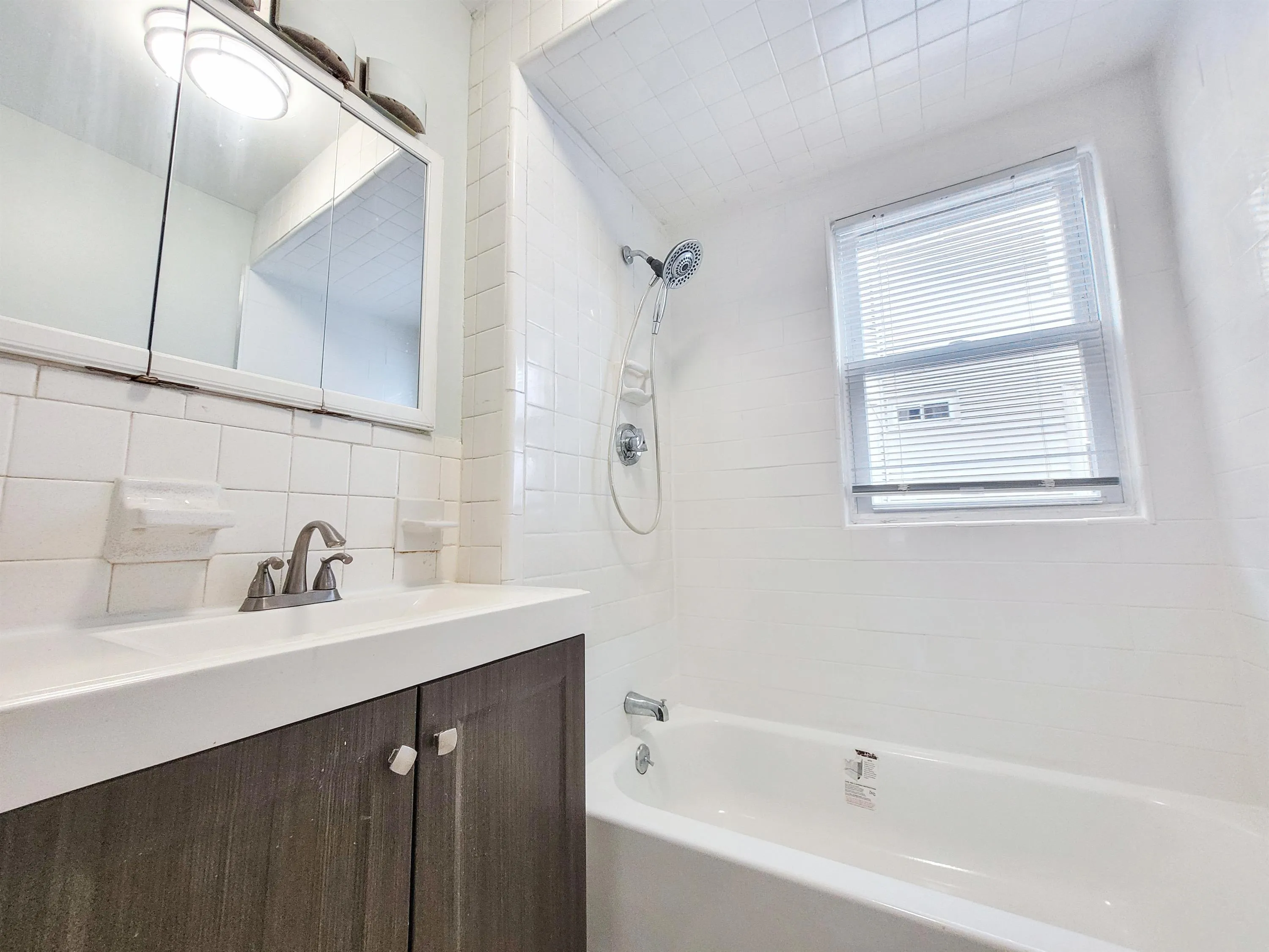 5 bed, 1.5 bath apartment for rent at 33 Juniper St Unit 1, Roxbury — photo 10 of 11