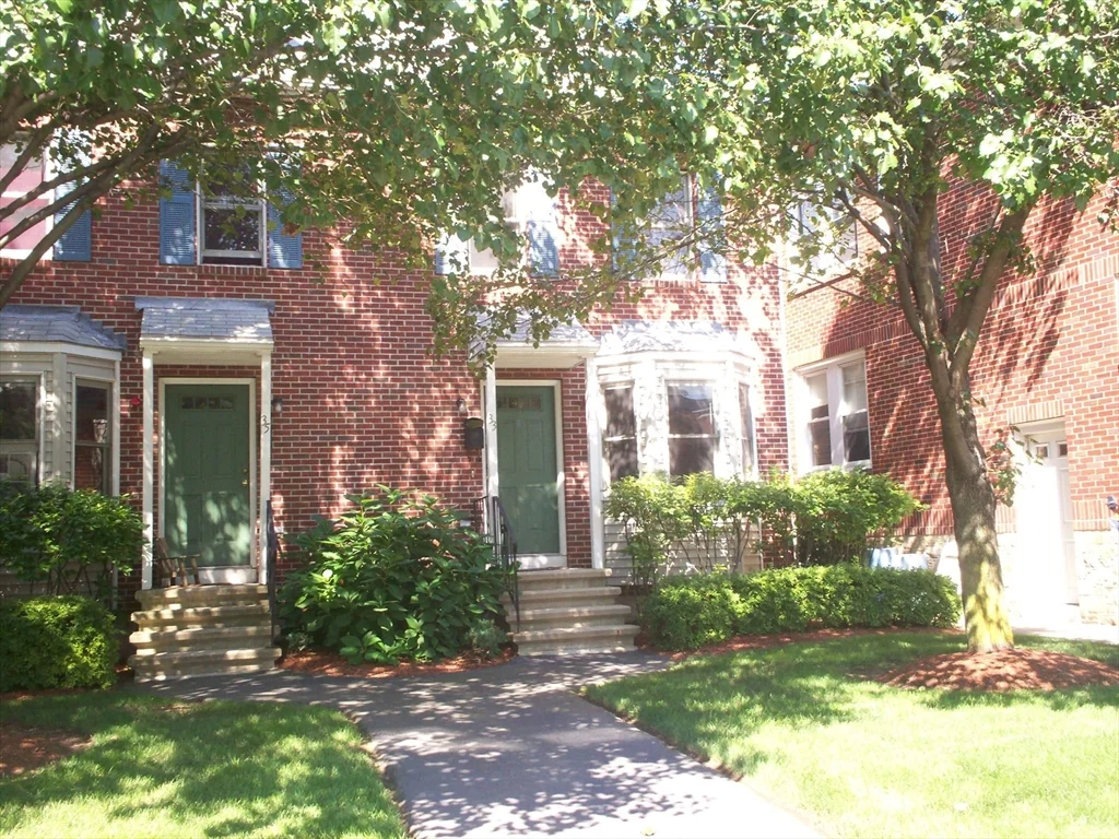 3 bed, 2 bath apartment for rent at 33 Lenglen Rd Unit 33, Newton — photo 1 of 9