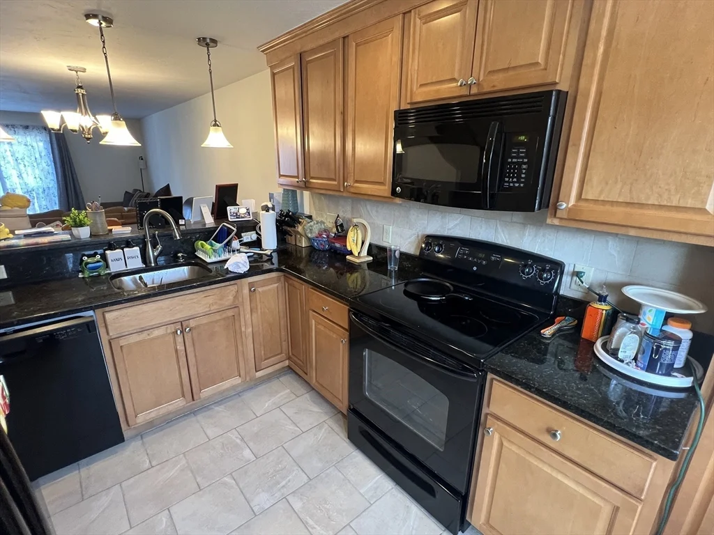 3 bed, 2 bath apartment for rent at 33 Lenglen Rd Unit 33, Newton — photo 2 of 9