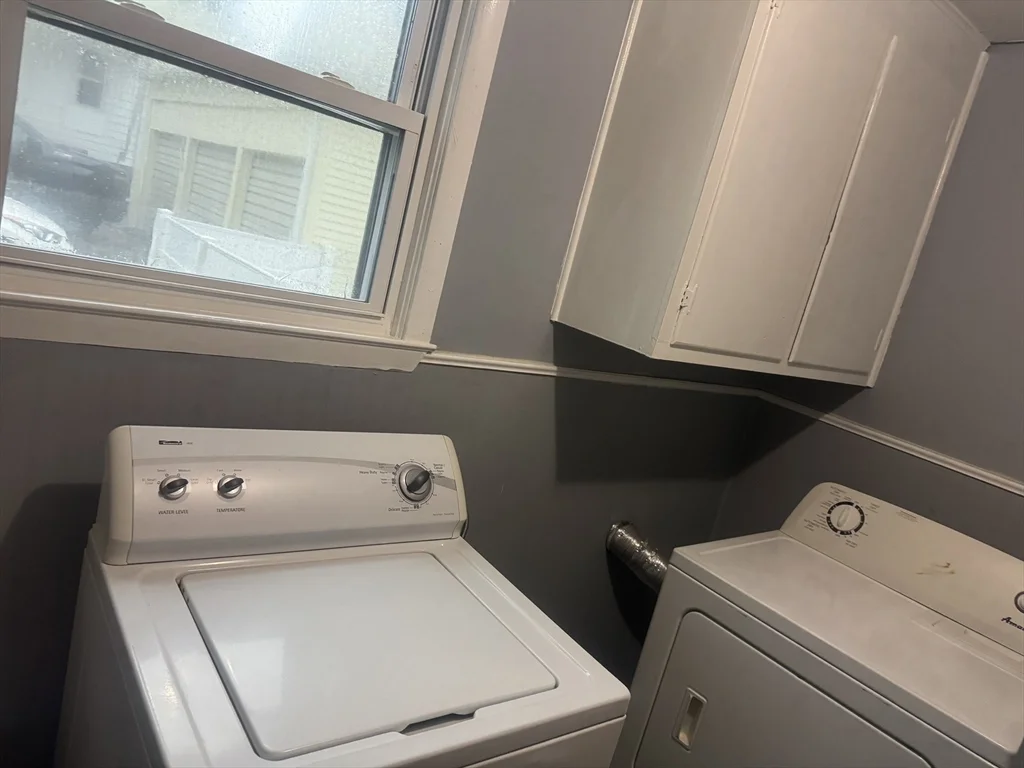 4 bed, 1 bath apartment for rent at 33 Lincoln Unit 33, Holyoke — photo 9 of 11