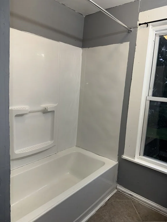 4 bed, 1 bath apartment for rent at 33 Lincoln Unit 33, Holyoke — photo 6 of 11