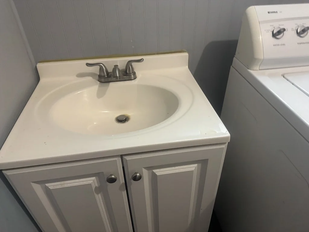 4 bed, 1 bath apartment for rent at 33 Lincoln Unit 33, Holyoke — photo 8 of 11