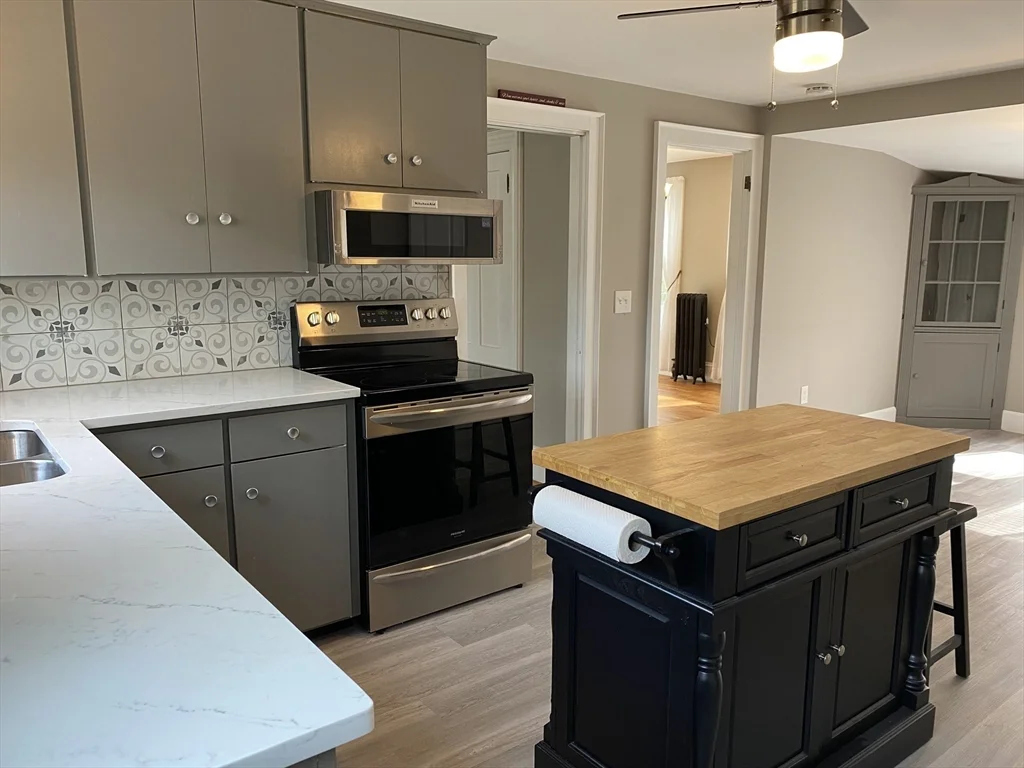 2 bed, 1 bath apartment for rent at 33 Maple St Unit 2, Sterling — photo 3 of 15