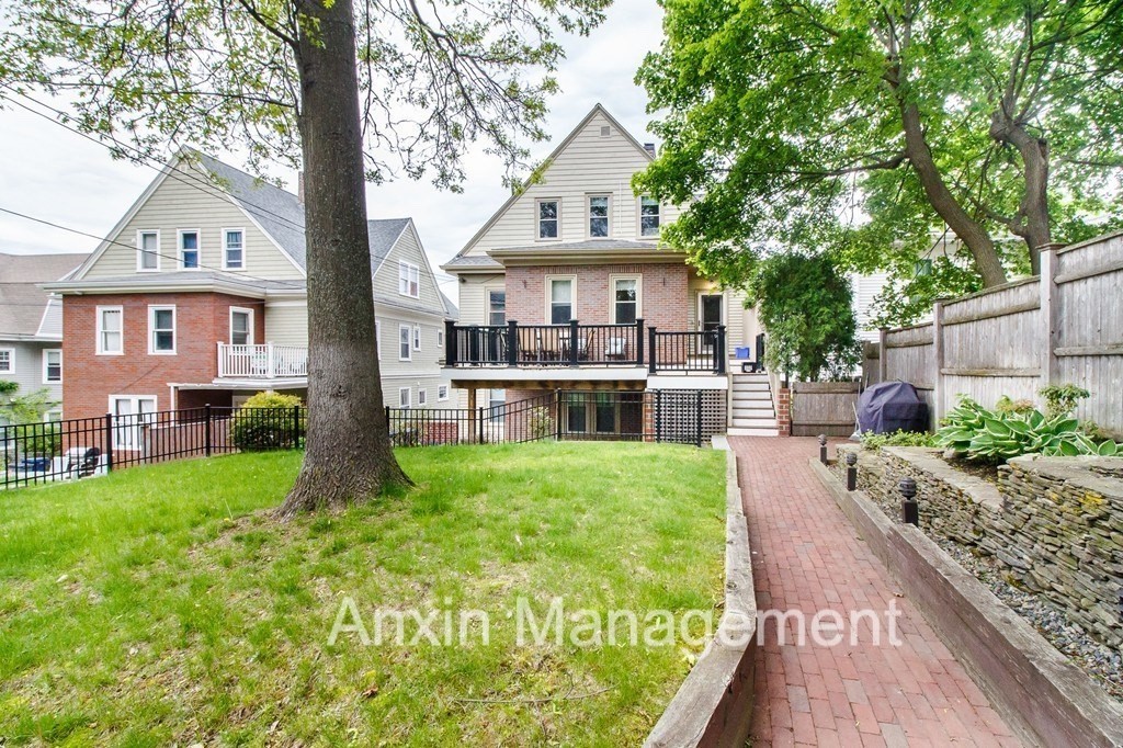 6 bed, 3 bath apartment for rent at 33 Mapleton St Unit 2, Brighton — photo 2 of 20