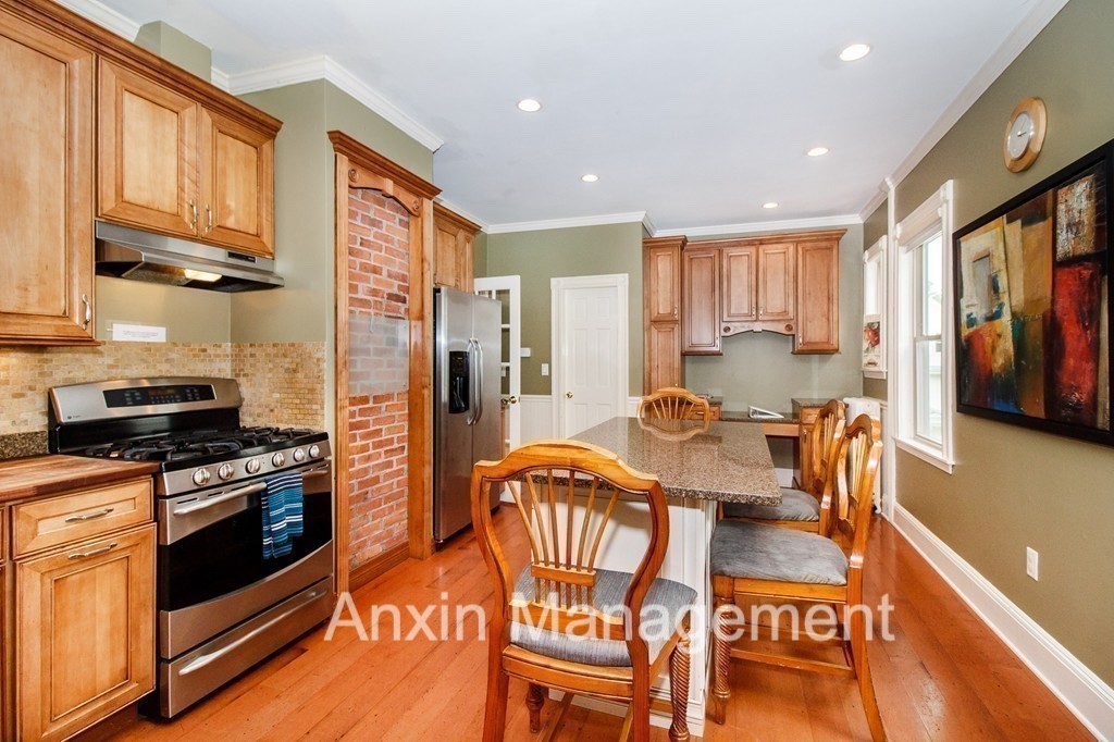 6 bed, 3 bath apartment for rent at 33 Mapleton St Unit 2, Brighton — photo 7 of 20