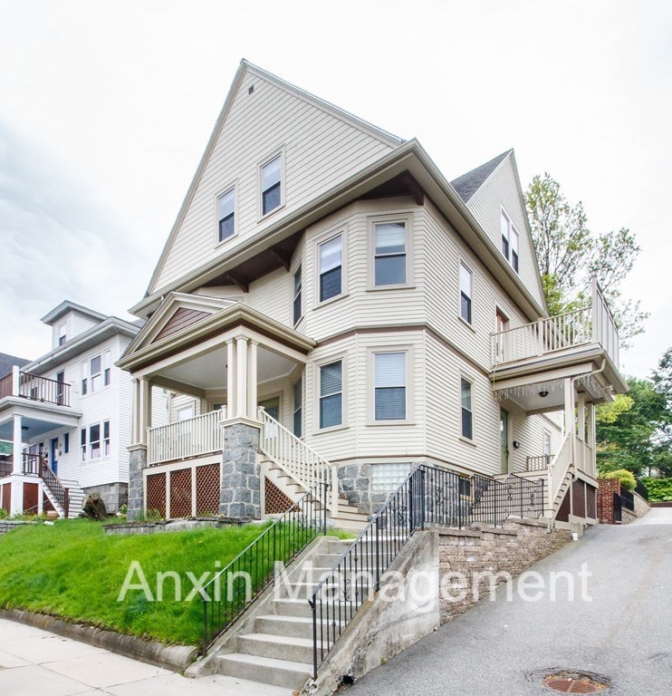 6 bed, 3 bath apartment for rent at 33 Mapleton St Unit 2, Brighton — photo 1 of 20