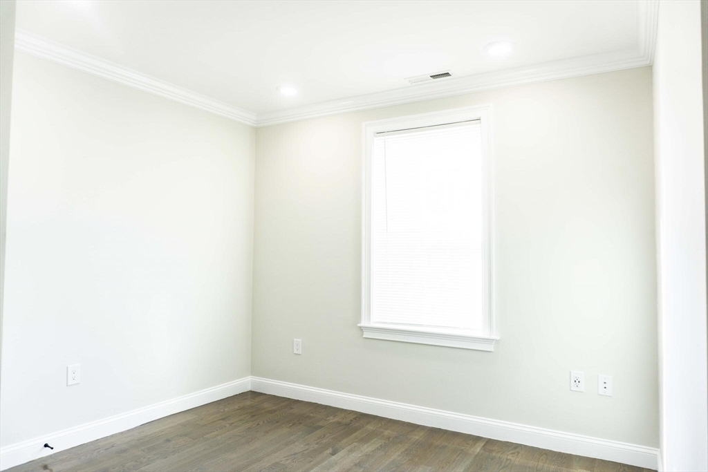 3 bed, 1 bath apartment for rent at 33 Merriam St Unit 1, Ward Two — photo 8 of 11