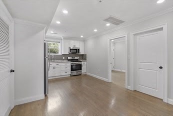 3 bed, 1 bath apartment for rent at 33 Merriam St Unit 1, Ward Two — photo 2 of 11