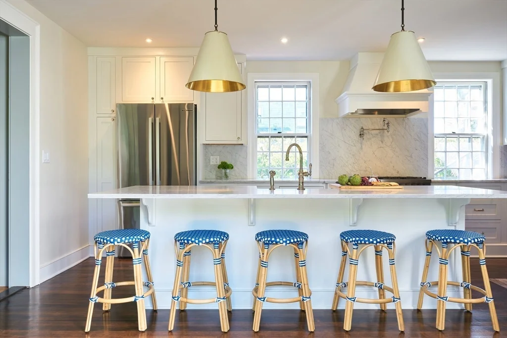 8+ bed, 4+ bath apartment for rent at 33 Milk St, Nantucket — photo 5 of 33