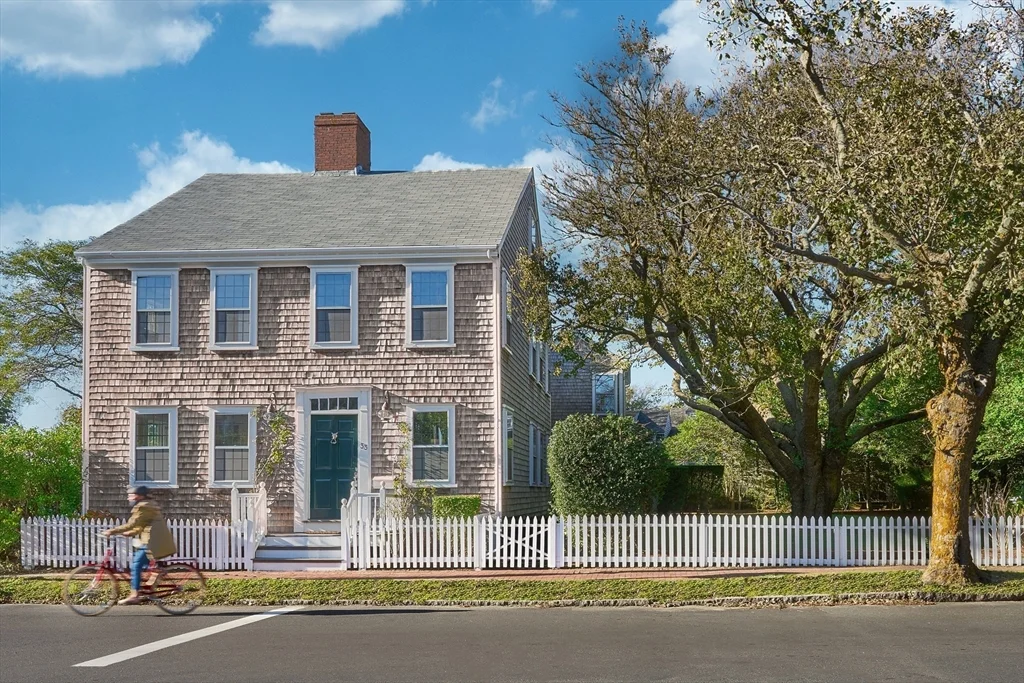 8+ bed, 4+ bath apartment for rent at 33 Milk St, Nantucket — photo 1 of 33