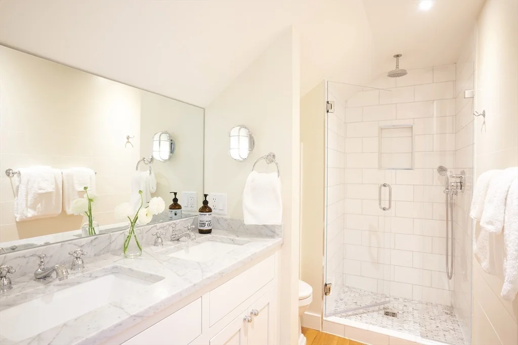 8+ bed, 4+ bath apartment for rent at 33 Milk St, Nantucket — photo 11 of 33