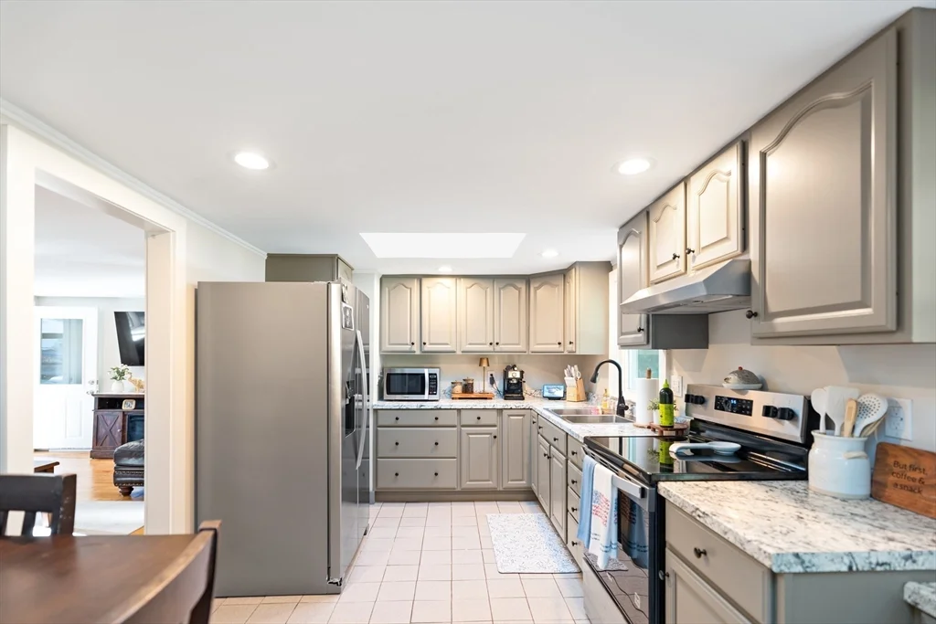 3 bed, 1 bath apartment for rent at 33 Park Dr, Acushnet — photo 2 of 24