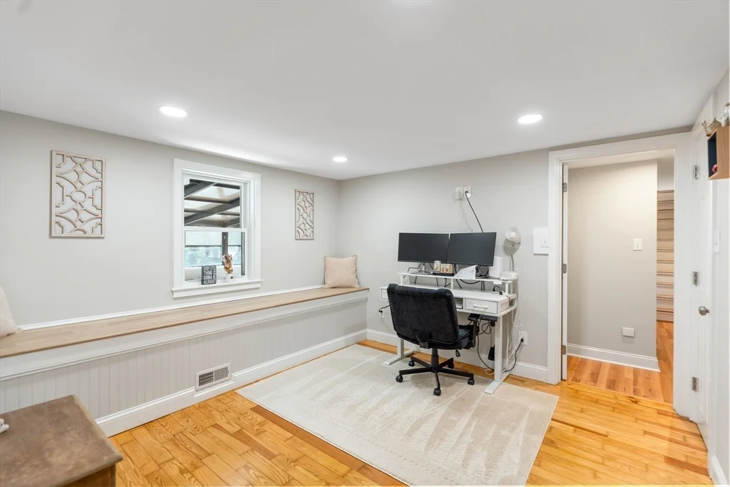 3 bed, 1 bath apartment for rent at 33 Park Dr, Acushnet — photo 14 of 24