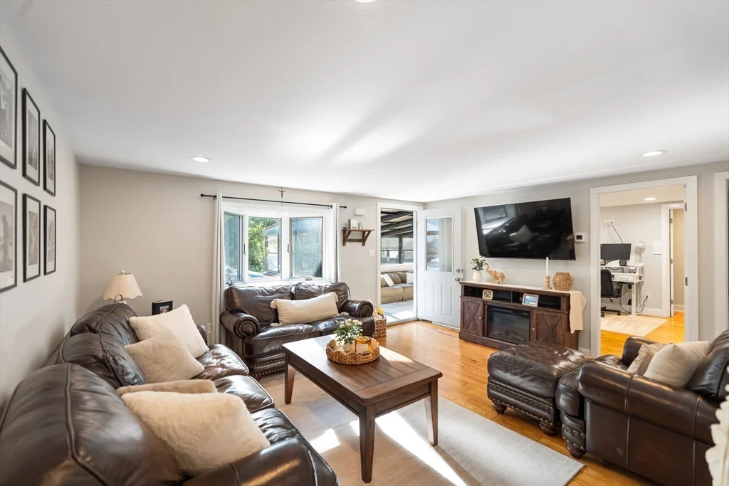 3 bed, 1 bath apartment for rent at 33 Park Dr, Acushnet — photo 6 of 24