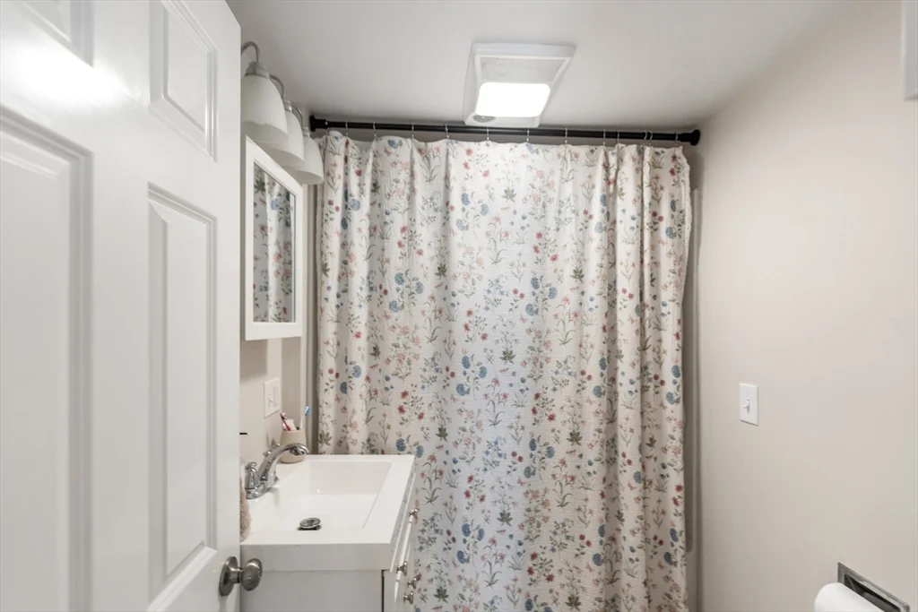 3 bed, 1 bath apartment for rent at 33 Park Dr, Acushnet — photo 10 of 24