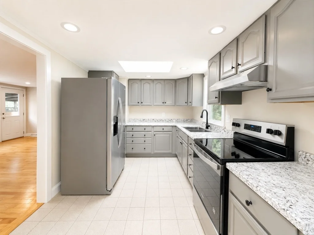3 bed, 1 bath apartment for rent at 33 Park Dr, Acushnet — photo 5 of 24