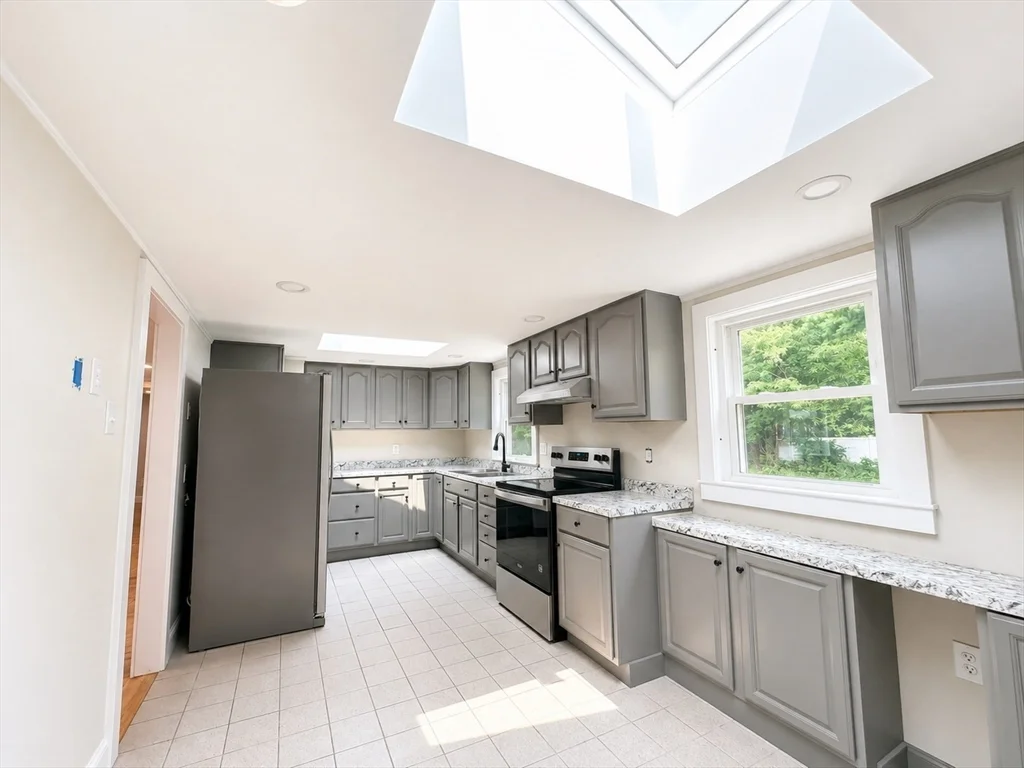 3 bed, 1 bath apartment for rent at 33 Park Dr, Acushnet — photo 3 of 24