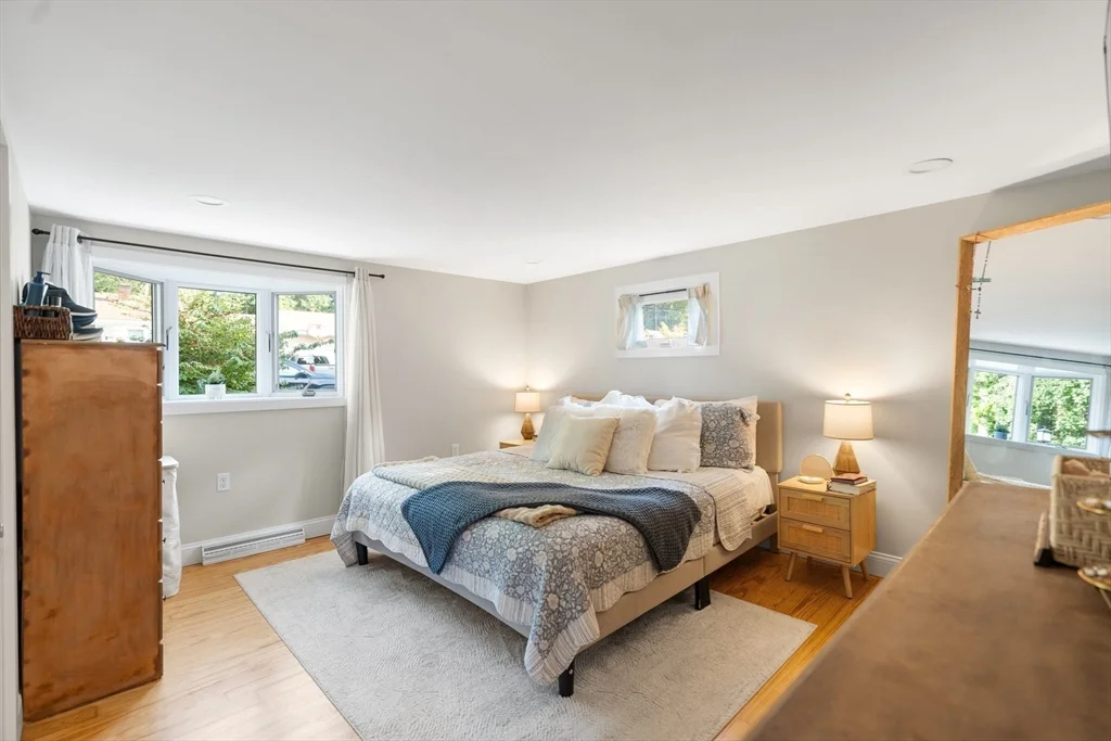 3 bed, 1 bath apartment for rent at 33 Park Dr, Acushnet — photo 8 of 24