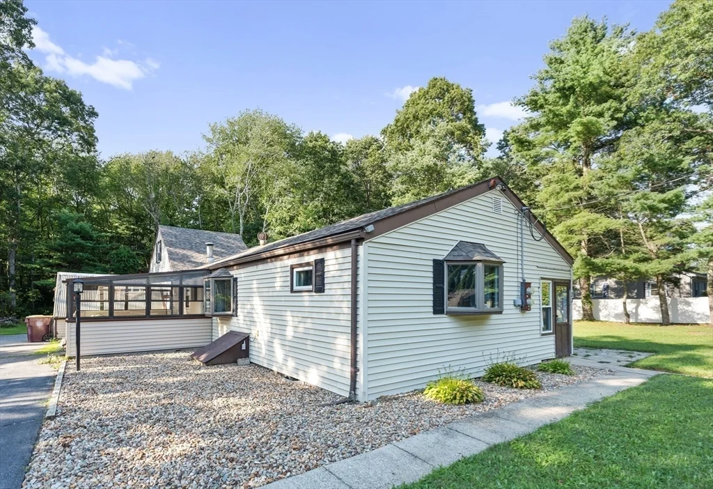 3 bed, 1 bath apartment for rent at 33 Park Dr, Acushnet — photo 1 of 24