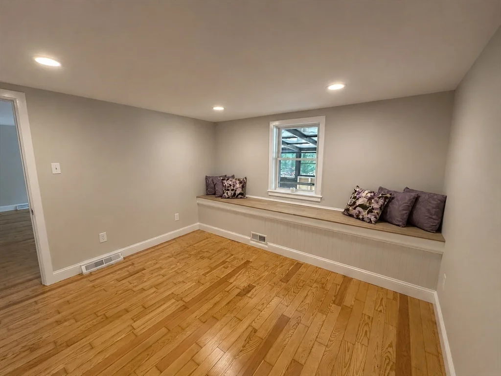 3 bed, 1 bath apartment for rent at 33 Park Dr, Acushnet — photo 15 of 24
