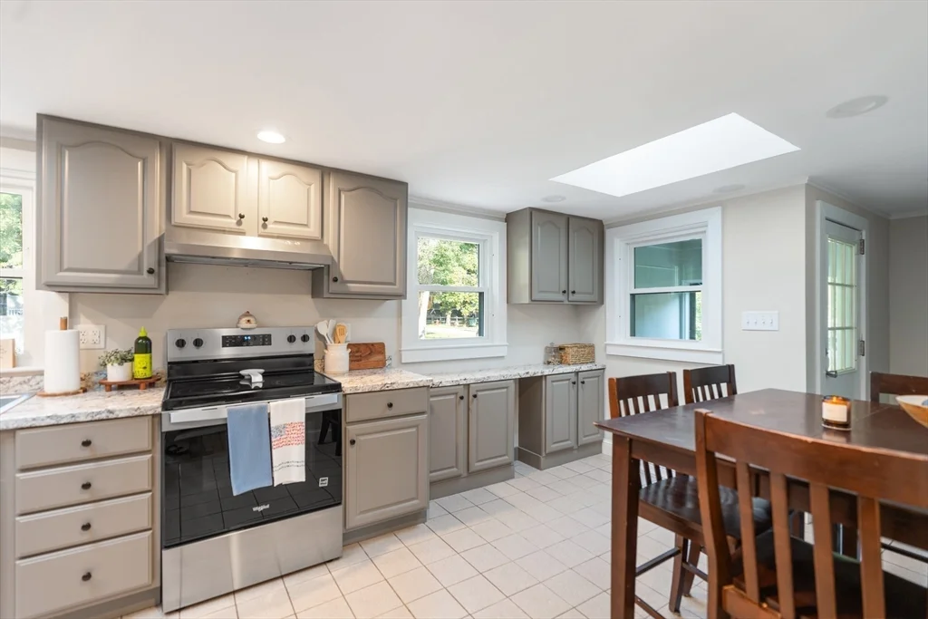 3 bed, 1 bath apartment for rent at 33 Park Dr, Acushnet — photo 4 of 24