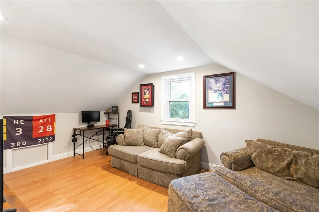 3 bed, 1 bath apartment for rent at 33 Park Dr, Acushnet — photo 17 of 24