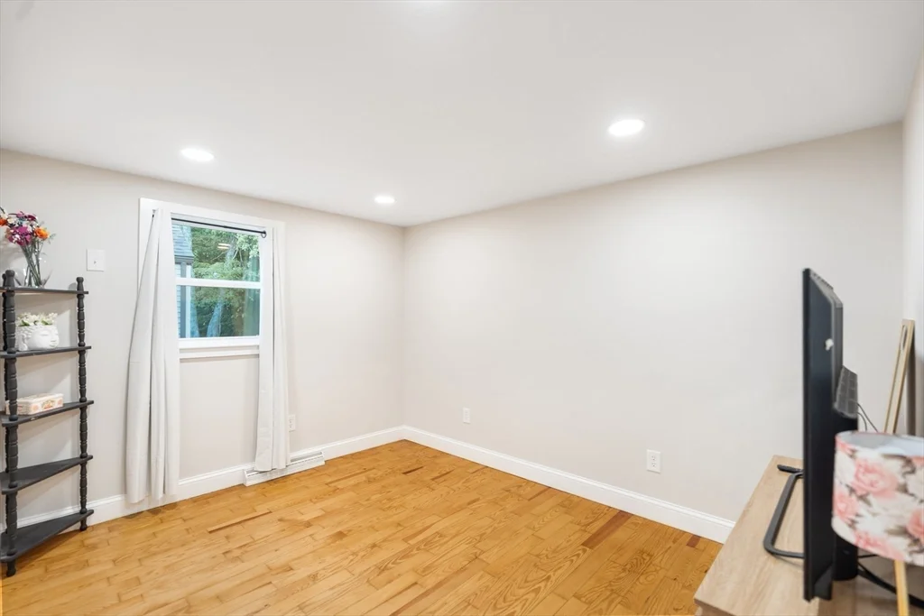 3 bed, 1 bath apartment for rent at 33 Park Dr, Acushnet — photo 12 of 24