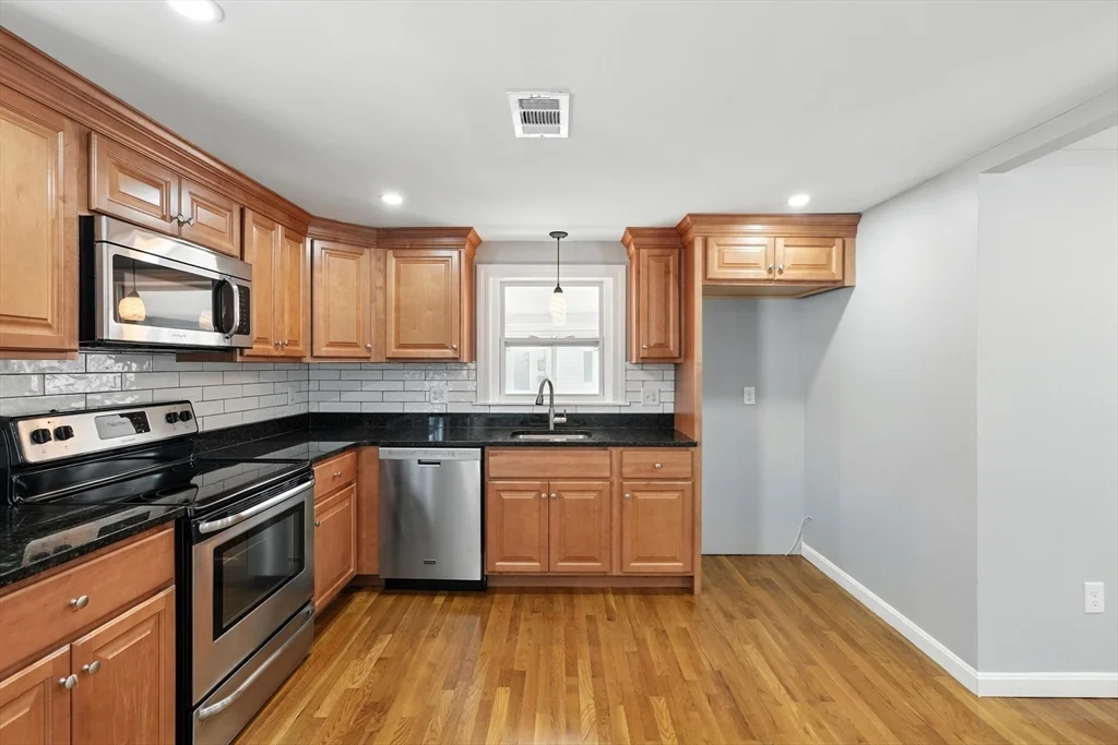 5 bed, 2 bath apartment for rent at 33 Park Rd, Lynn — photo 6 of 30