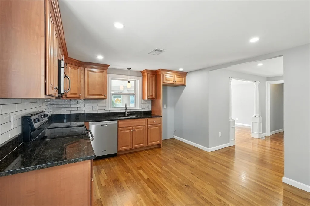 5 bed, 2 bath apartment for rent at 33 Park Rd, Lynn — photo 5 of 30