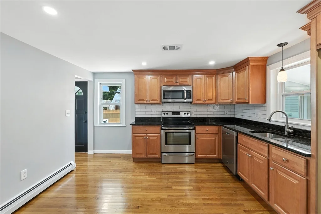 5 bed, 2 bath apartment for rent at 33 Park Rd Unit 1, Lynn — photo 2 of 30