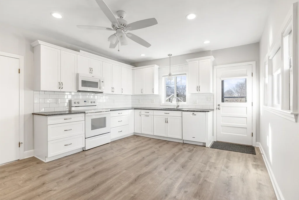 3 bed, 2 bath apartment for rent at 33 Pearl St Unit 2, Natick — photo 1 of 27