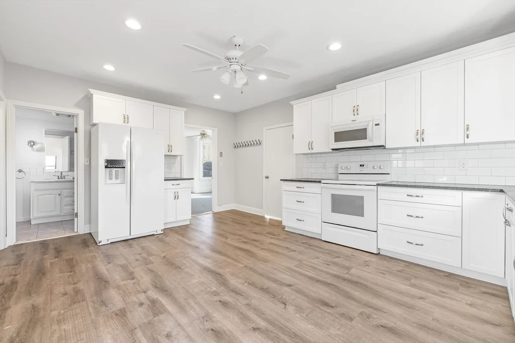 3 bed, 2 bath apartment for rent at 33 Pearl St Unit 2, Natick — photo 3 of 27