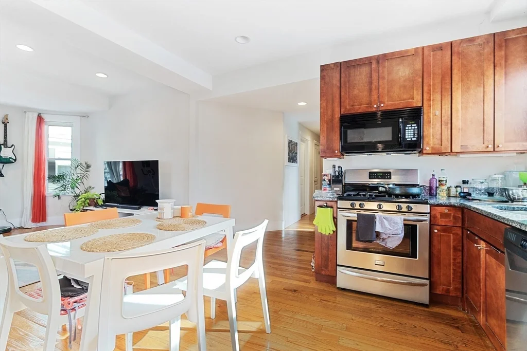 3 bed, 1 bath apartment for rent at 33 Plainfield St Unit 2, Jamaica Plain — photo 2 of 21
