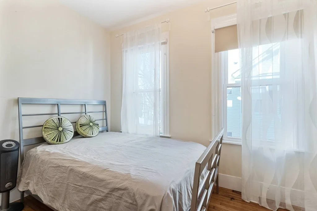 3 bed, 1 bath apartment for rent at 33 Plainfield St Unit 2, Jamaica Plain — photo 8 of 21