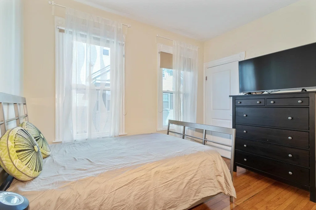 3 bed, 1 bath apartment for rent at 33 Plainfield St Unit 2, Jamaica Plain — photo 7 of 21